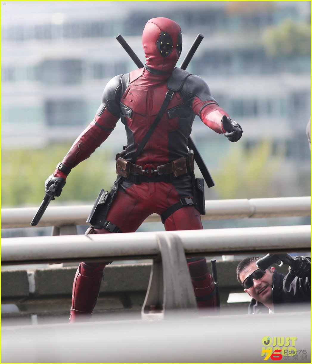 ryan-reynolds-full-deadpool-suit-gets-pictured-on-set-19.jpg