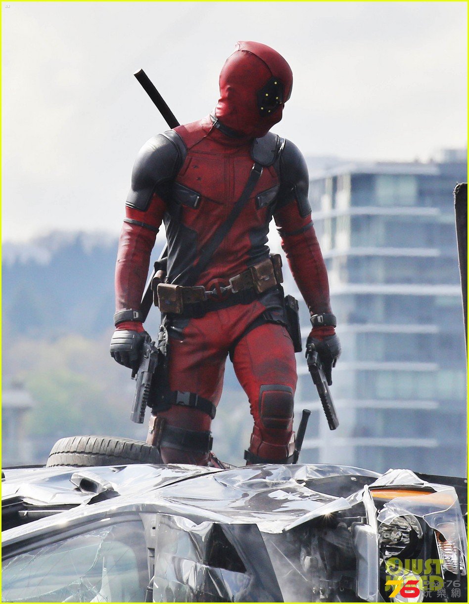 ryan-reynolds-full-deadpool-suit-gets-pictured-on-set-21.jpg