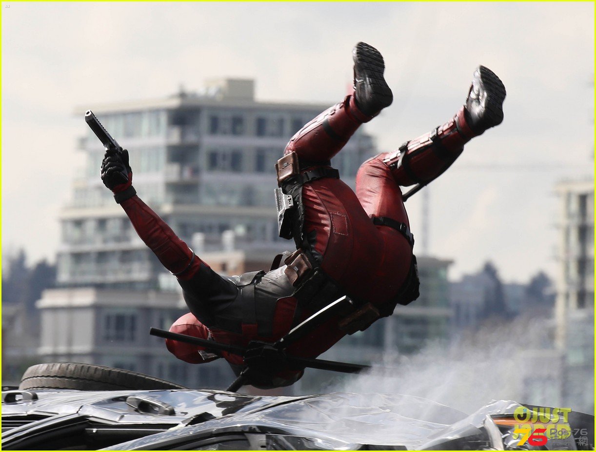 ryan-reynolds-full-deadpool-suit-gets-pictured-on-set-37.jpg