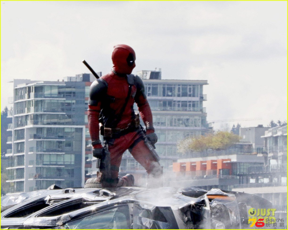 ryan-reynolds-full-deadpool-suit-gets-pictured-on-set-03.jpg