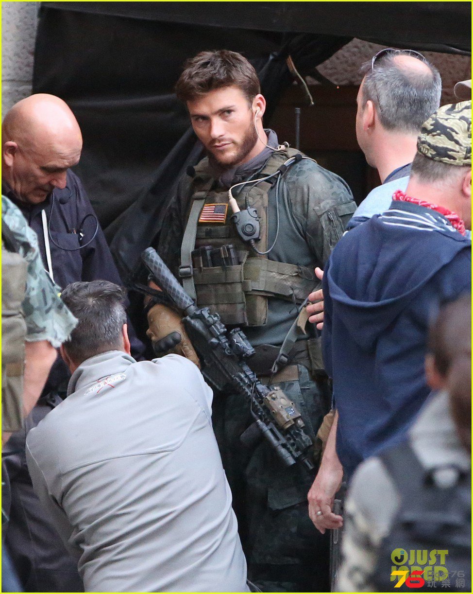 scott-eastwood-photographed-in-costume-suicide-squad-set-03.jpg