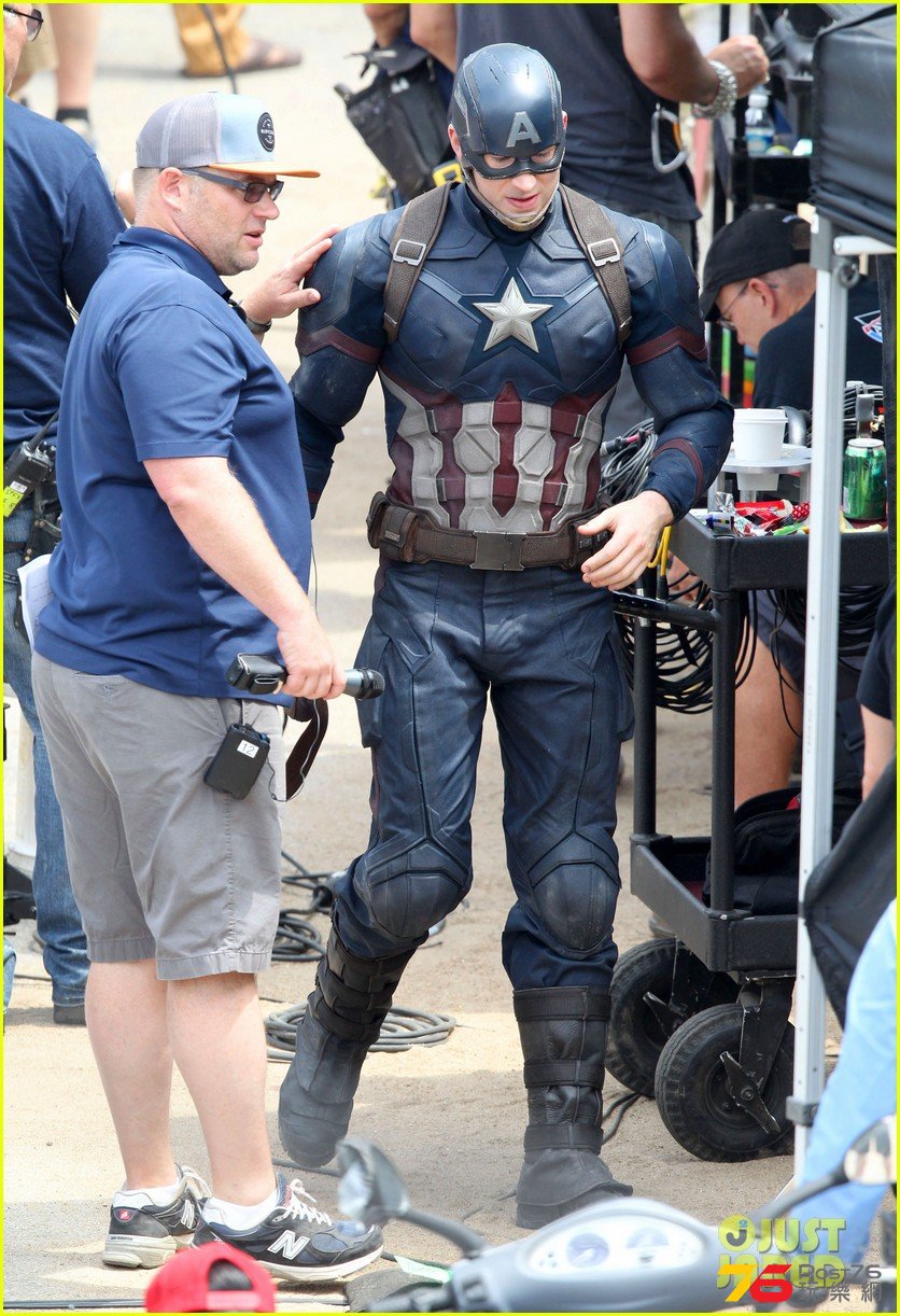 chris-evans-anthony-mackie-get-to-action-captain-america-civil-war-03.jpg