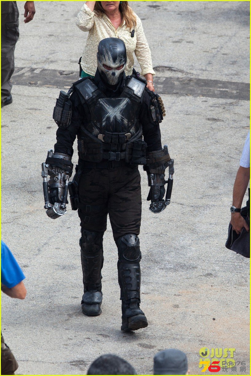 chris-evans-anthony-mackie-get-to-action-captain-america-civil-war-43.jpg