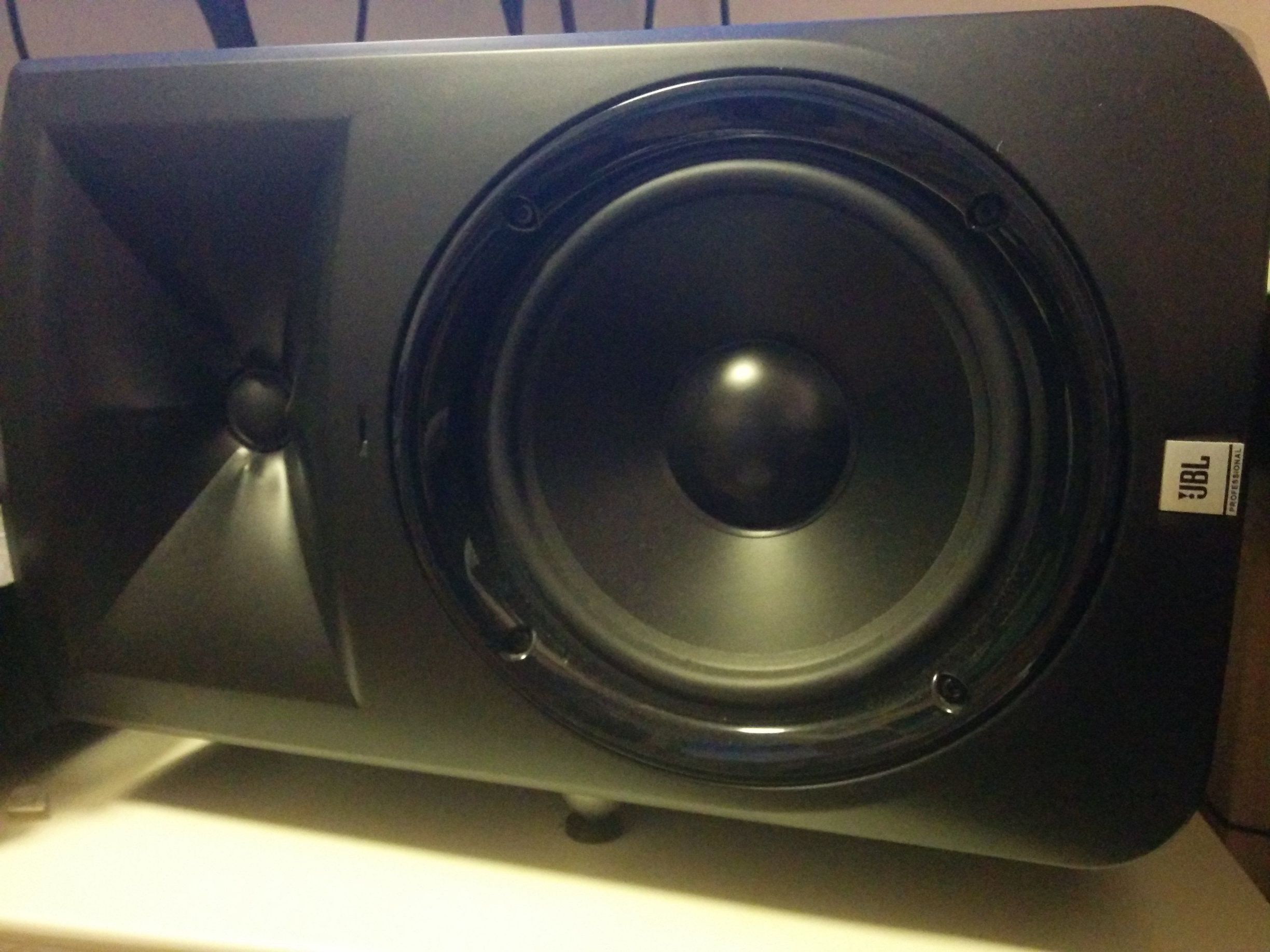 已售出---JBL LSR308 (8" studio monitor)