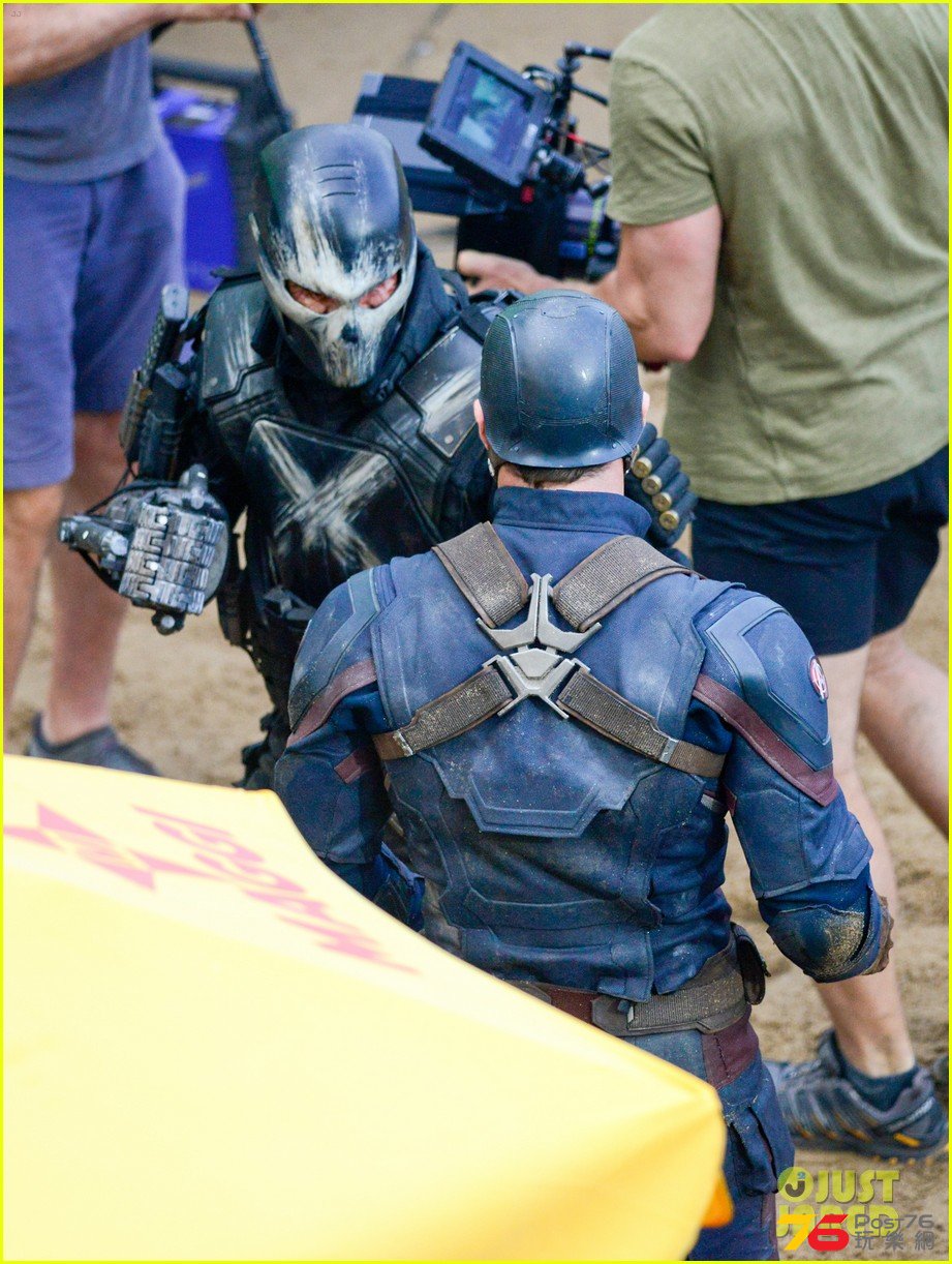 jeremy-renner-joins-chris-evans-on-captain-america-civil-war-set-24.jpg