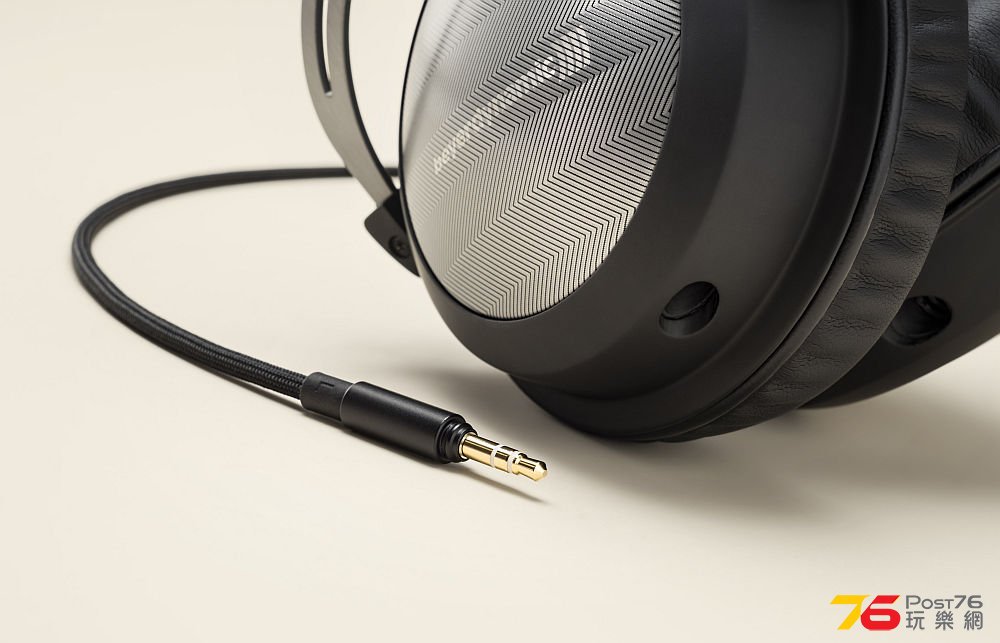 T5p-2nd-Generation-close-up-cable-with-headphone_01.jpg