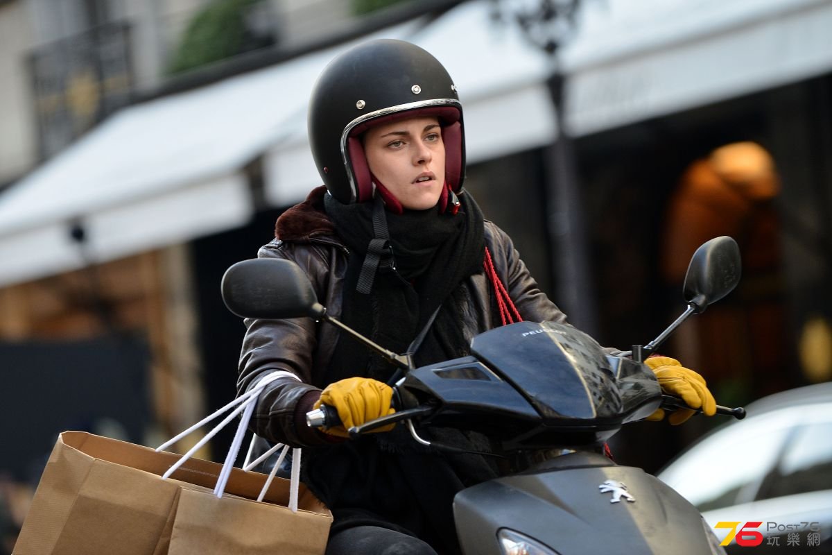 kristen-stewart-on-the-set-of-personal-shopper-_1 (1).jpg