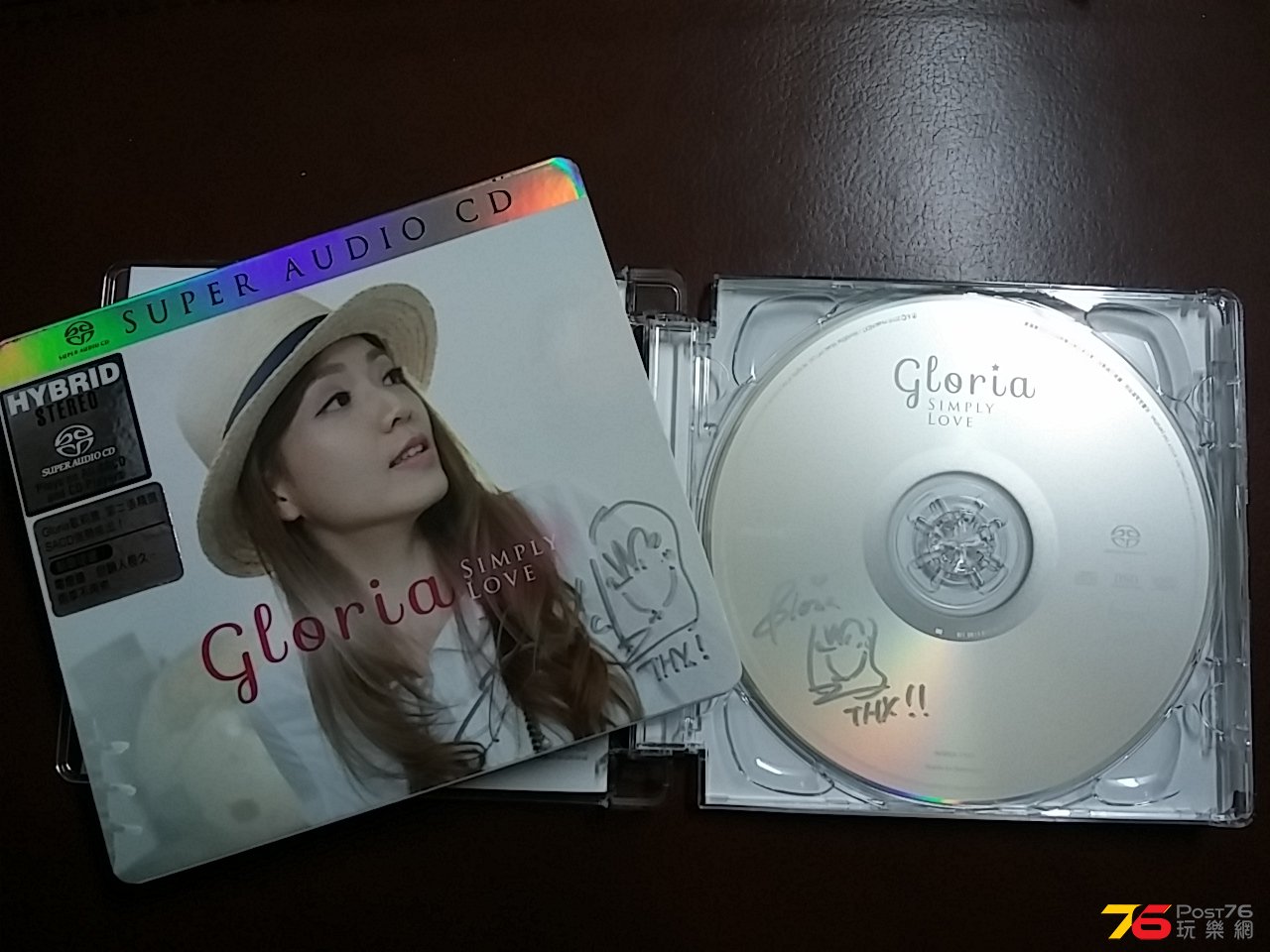換碟之餘，再加Gloria親筆簽名