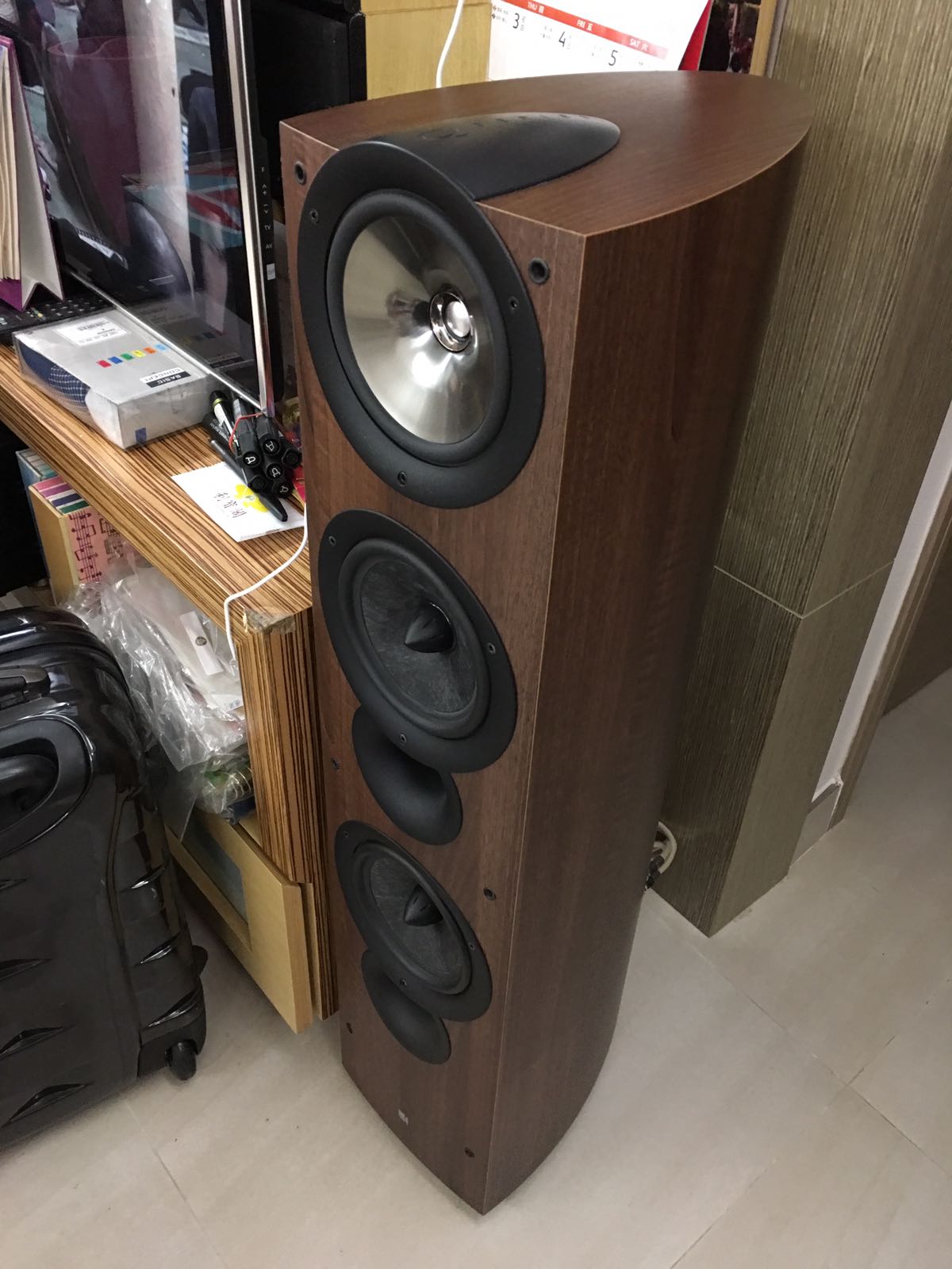 KEF iQ9