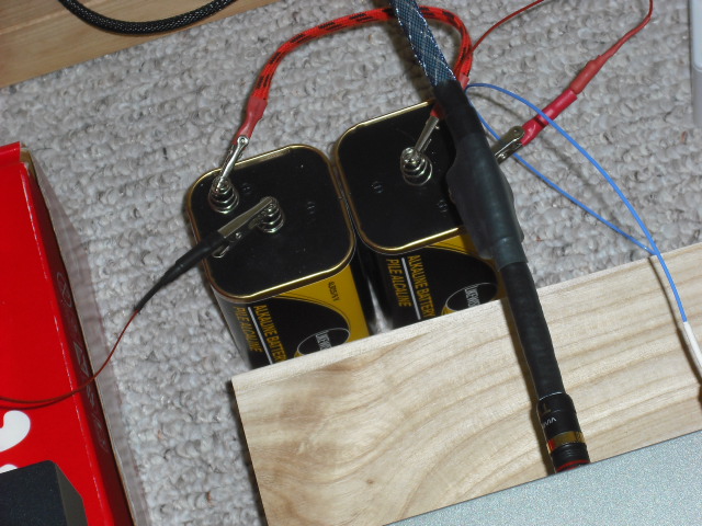 串聯兩隻6V電池供電