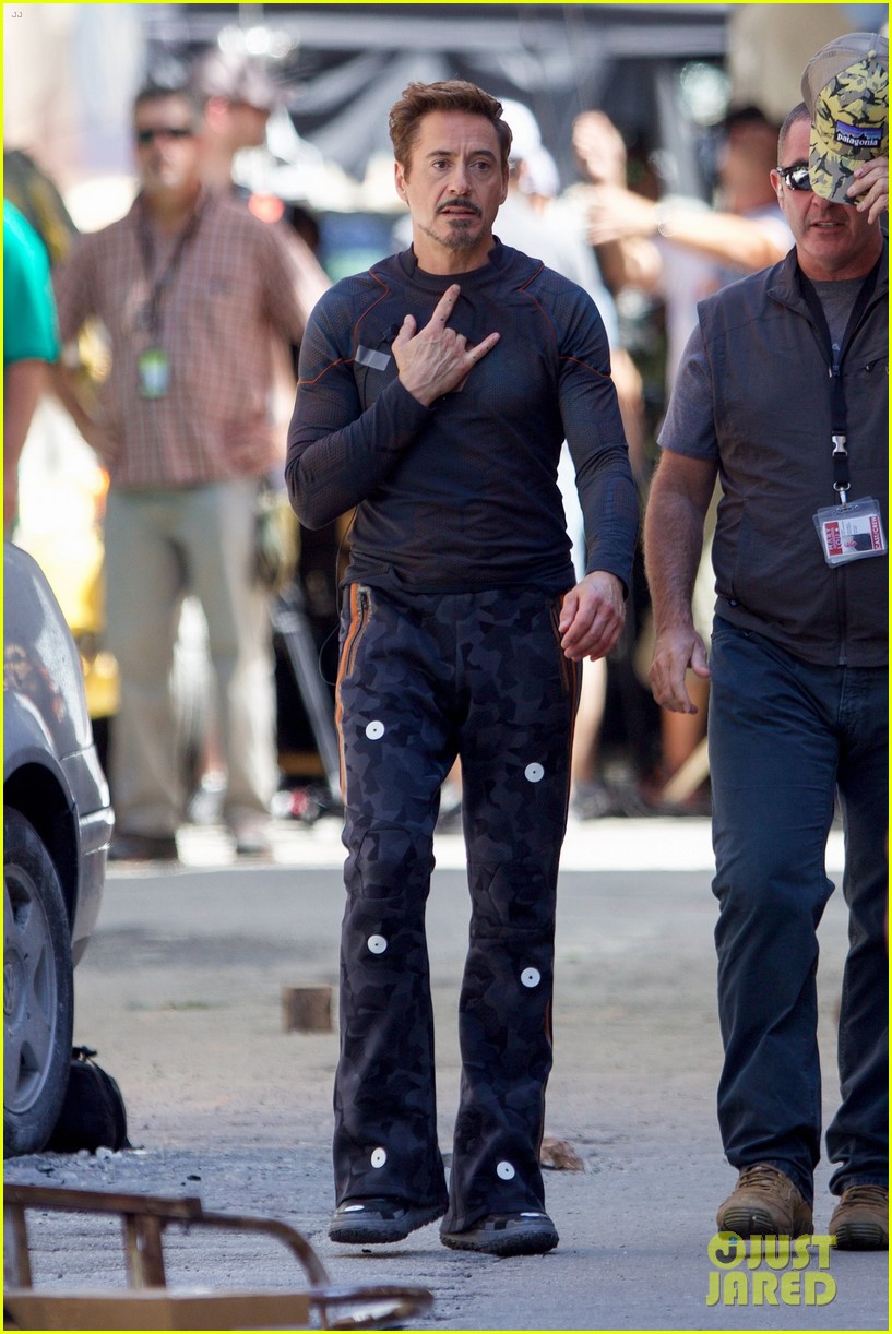 robert-downey-jr-films-avengers-infinity-war-with-benedict-cumberbatch-30.jpg