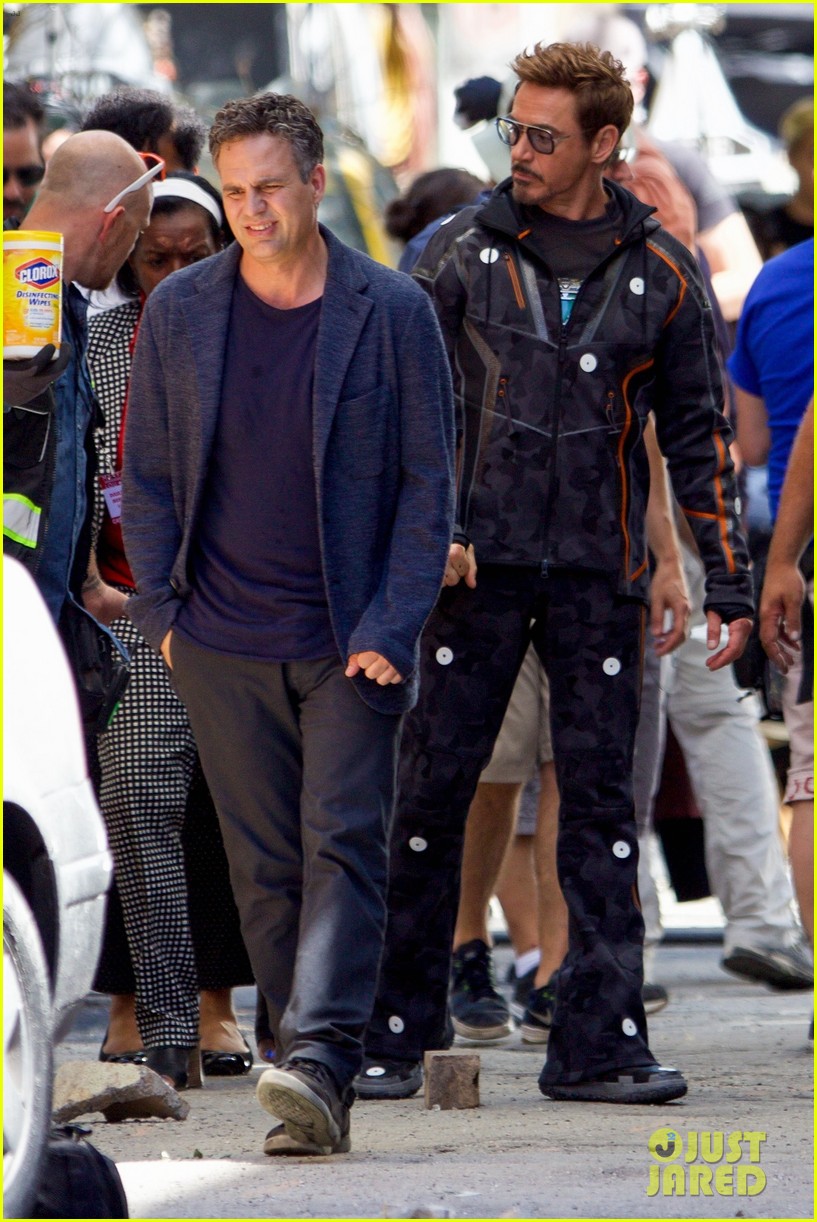 robert-downey-jr-films-avengers-infinity-war-with-benedict-cumberbatch-21.jpg