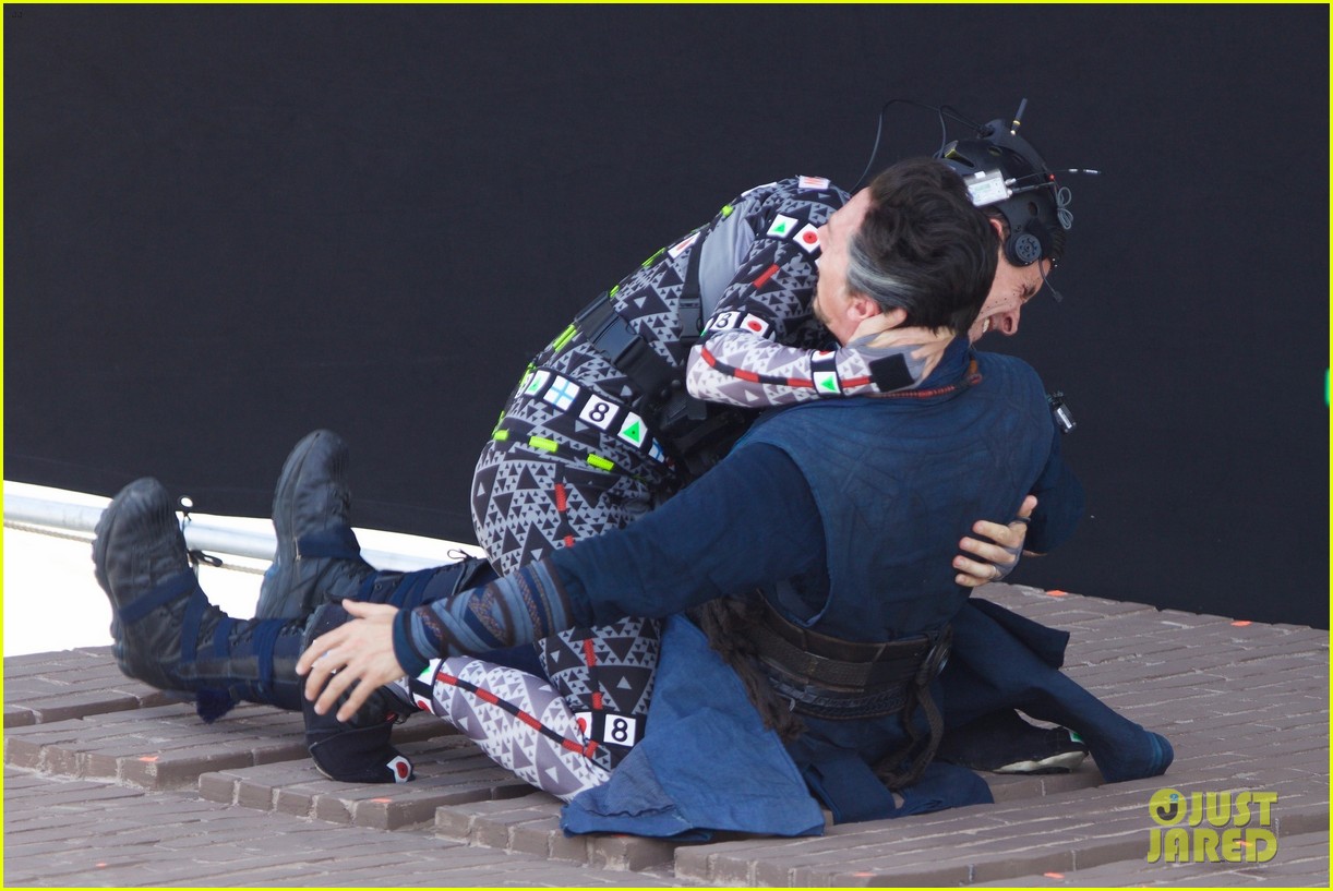 benedict-cumberbatch-attacked-by-man-in-cgi-suit-for-avengers-infinity-war-03.jpg