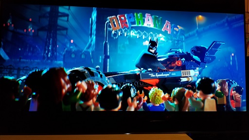 圖中蝙蝠車中的 〝The Speedwagon 〞清楚可見。