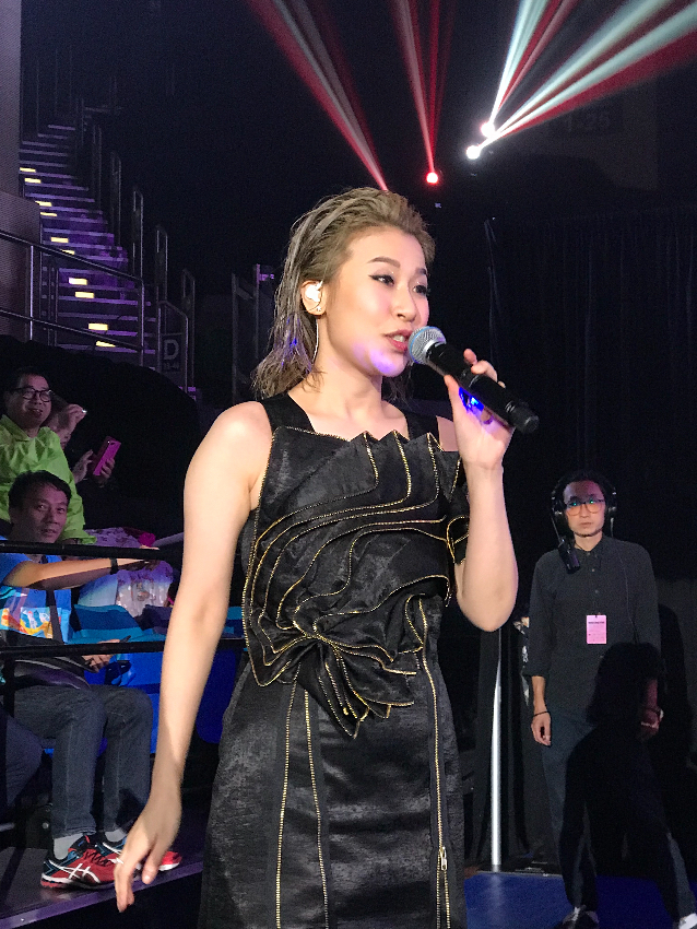 Lily犯規下台近距離接觸大家！
