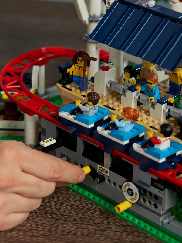 10261-LEGO-Creator-Expert-Roller-Coaster-Lifestyle-Launch-5.jpg