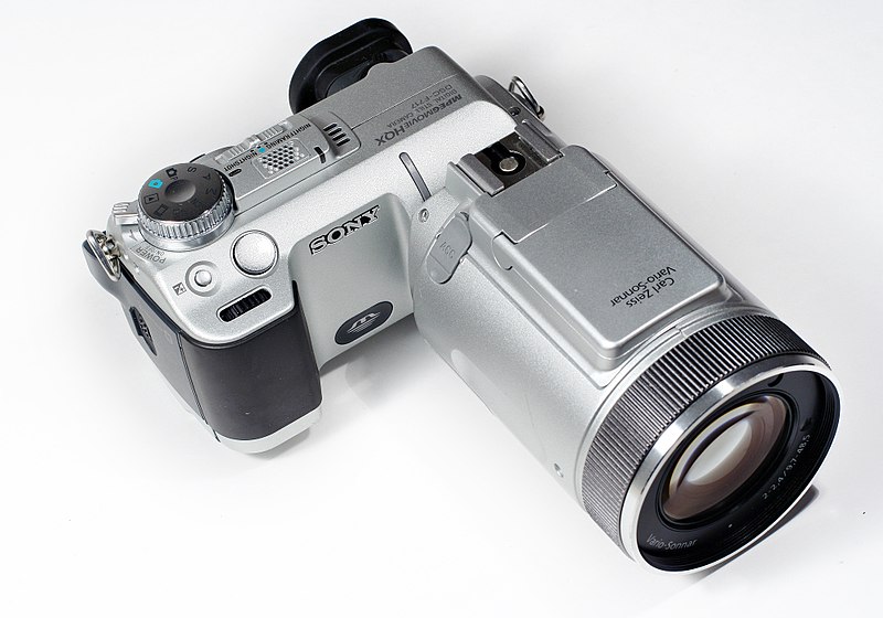 800px-Sony_Cyber-shot_DSC-F717.jpg