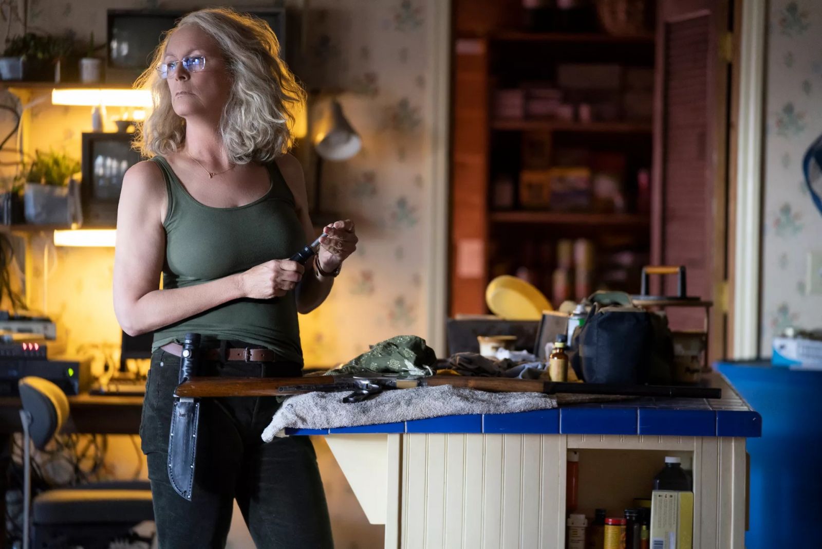 laurie-strode-prepares-her-weaponry-new-halloween-photo.jpg