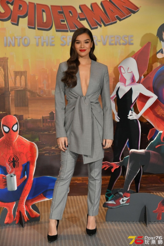 hailee-steinfeld-at-spider-man-into-the-spiderverse-photocall-in-los-angeles-11-.jpg