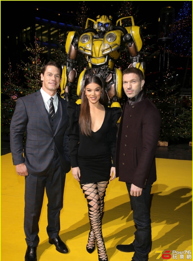 hailee-steinfeld-john-cena-bumblebee-berlin-05~01.jpg