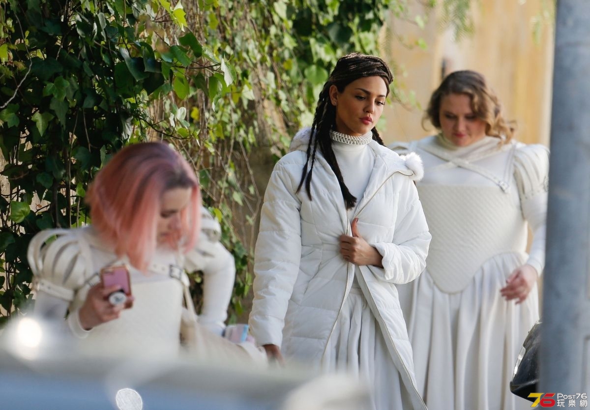 eiza-gonzalez-emma-roberts-in-costume-on-the-set-of-their-new-movie-paradise-hil.jpg