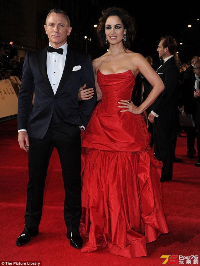 Skyfall-Berenice-and-Daniel-Craig-2.jpg__760x0_q75_crop-scale_subsampling-2_upsc.jpg