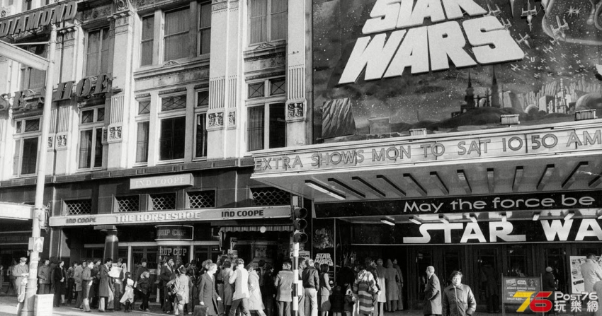 Queues-Of-People-Outside-Cinema-In-London-To-See-Film-Star-Wars.jpg