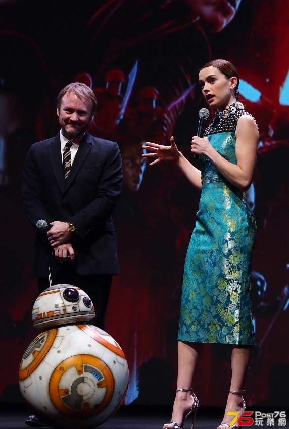 daisy-ridley-at-star-wars-the-last-jedi-premiere-in-shanghai-china-201217_3.jpg