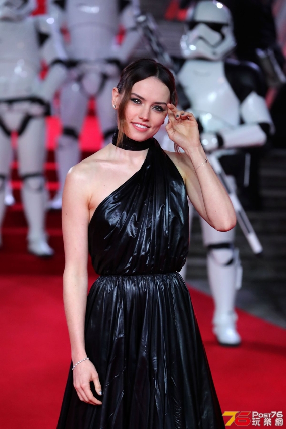 daisy-ridley-at-star-wars-the-last-jedi-premiere-in-london-12-12-2017-8.jpg