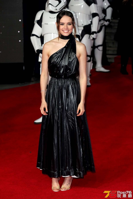 daisy-ridley-attends-the-european-premiere-of-star-wars-the-last-jedi-at-royal-a.jpg