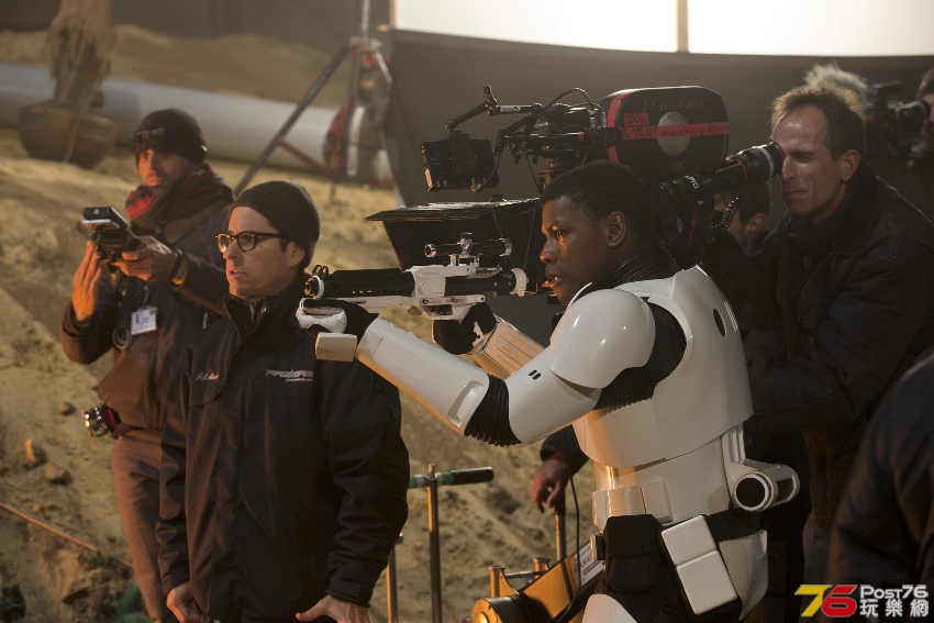 la-et-hc-star-wars-the-force-awakens-behind-the-scenes-images-20151202.jpg