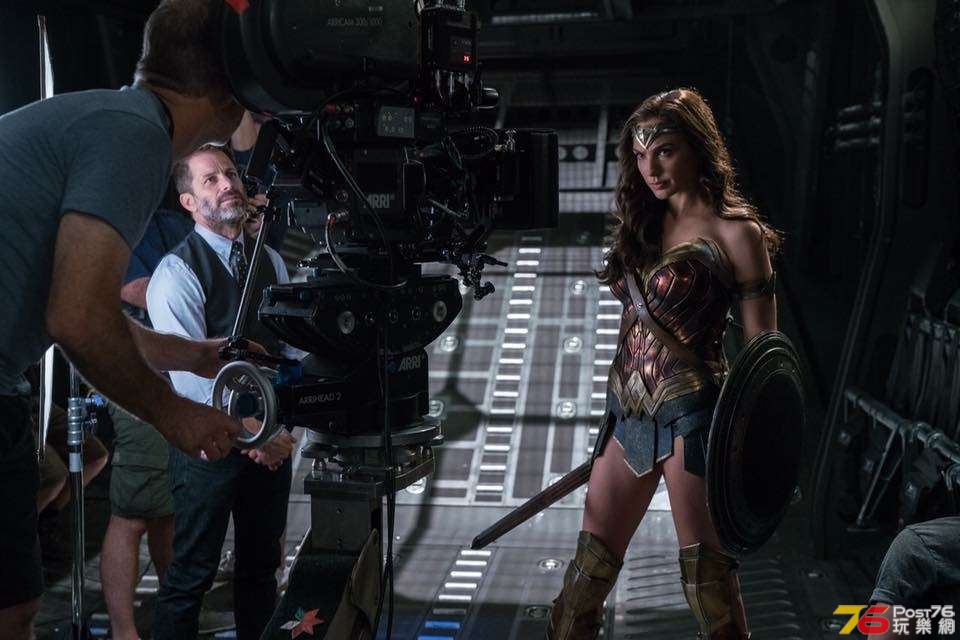 justice-league-zack-snyder-gal-gadot-on-set.jpg