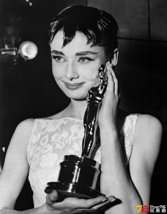 Audrey-Hepburn-Givenchy-1954-Academy-Awards.jpg