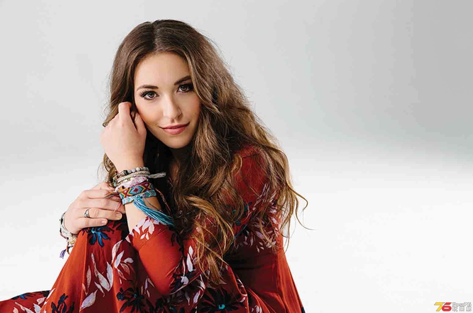 LAUREN-DAIGLE-press-photo-2017-a-billboard-1548-compressed.jpg