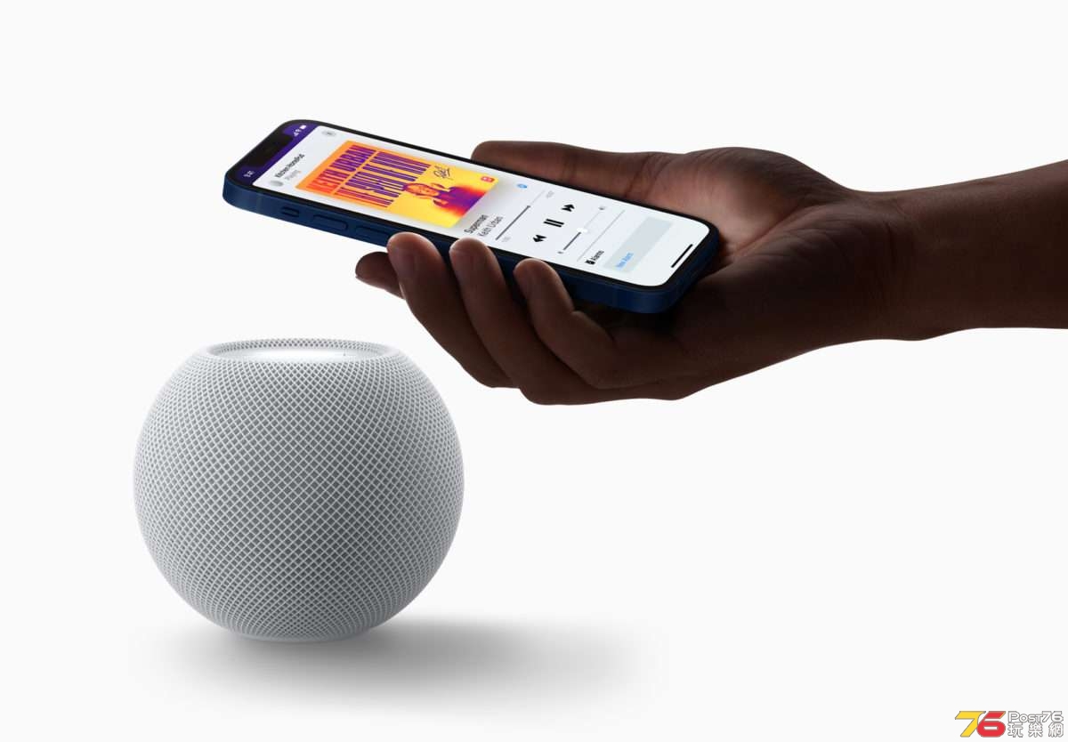 Apple_homepod-mini-white-iphone-pairing_10132020.jpg