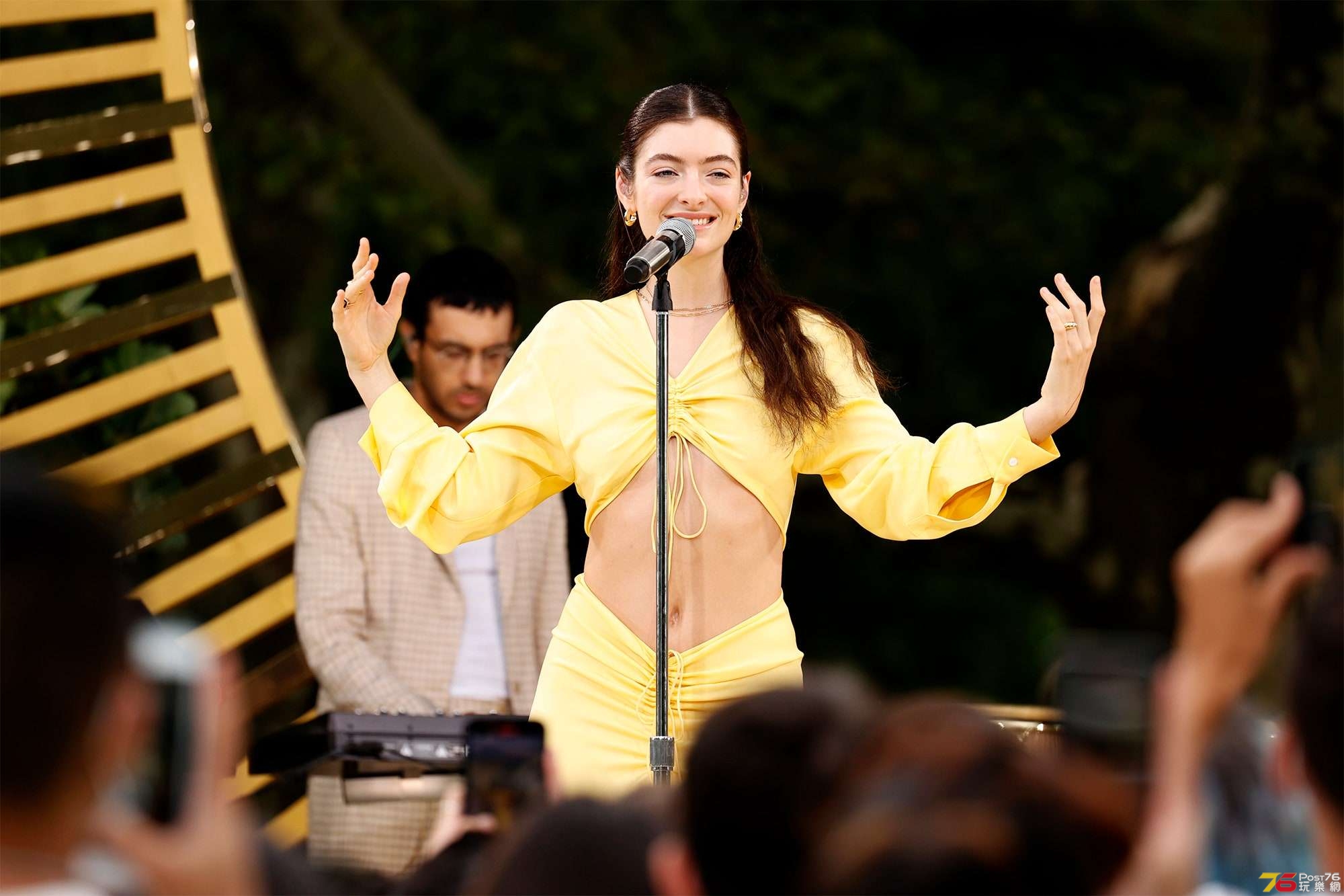 lorde-solar-power-album-release.jpg