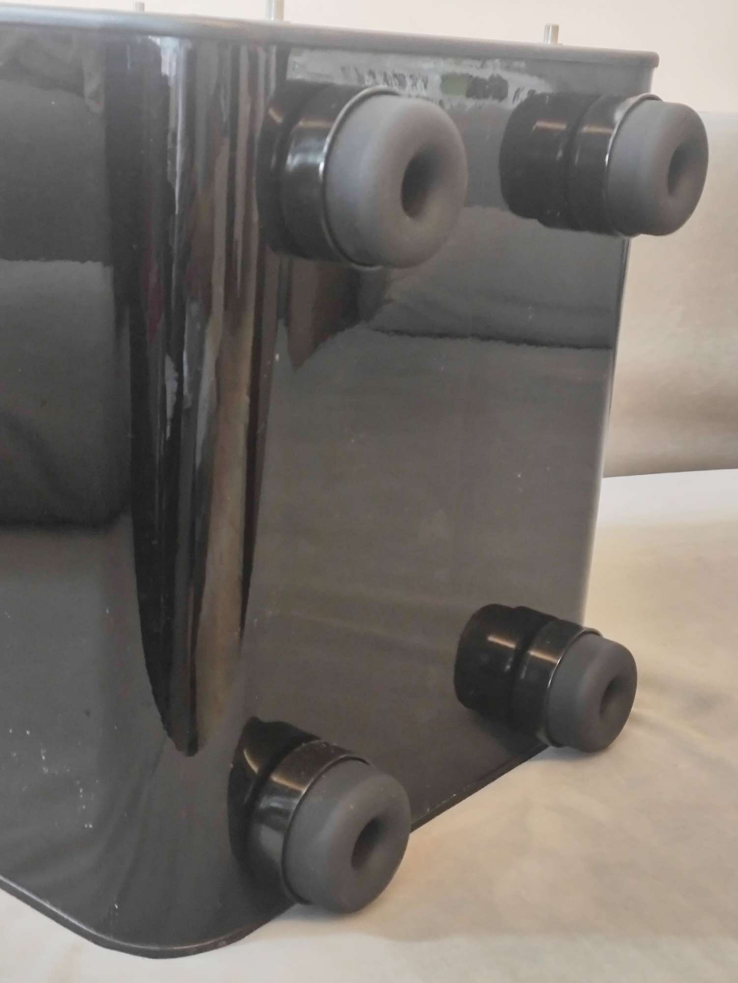 已安裝 SvS SoundPath Subwoofer Isolation System