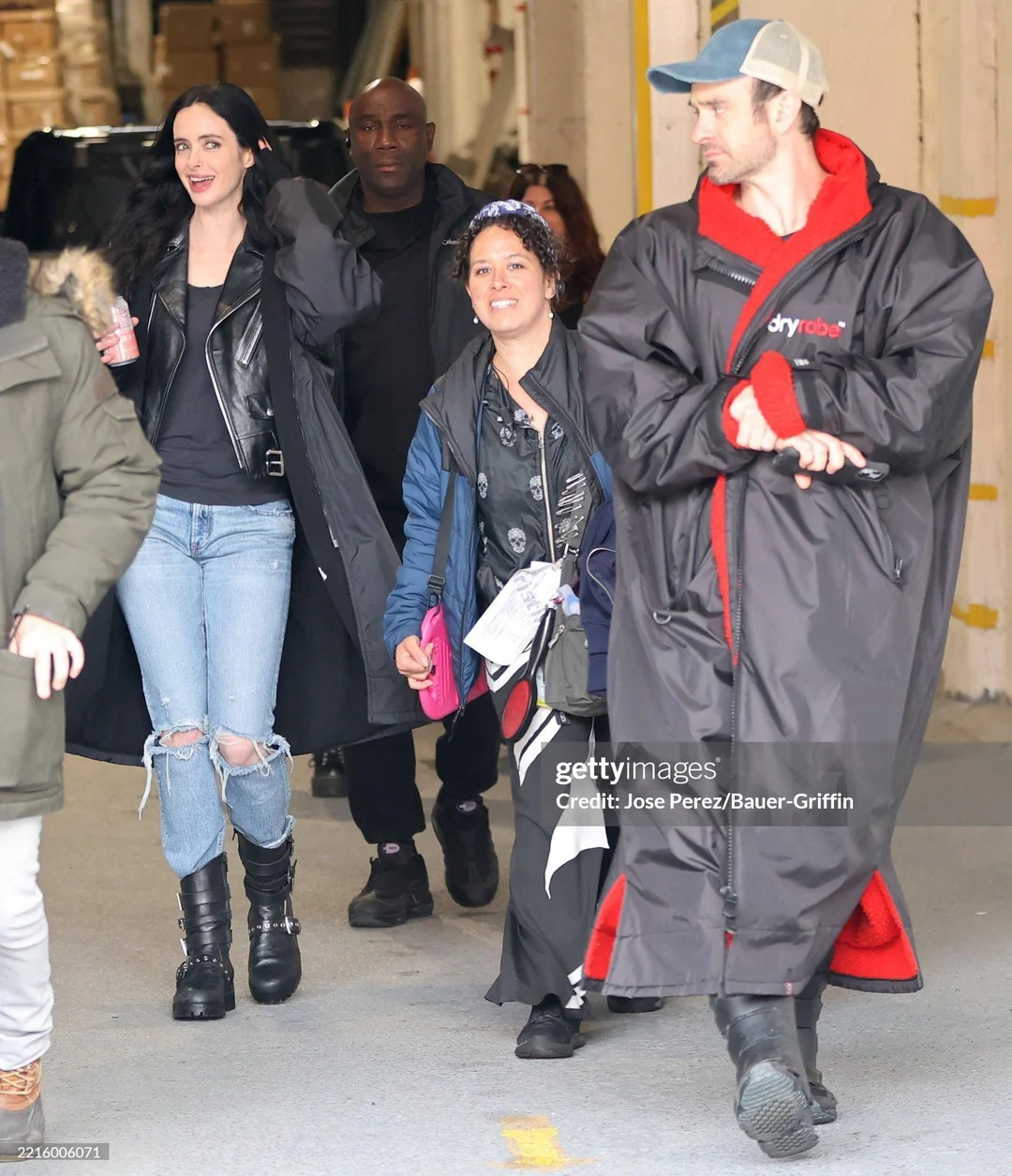 first-look-at-krysten-ritter-charlie-cox-on-set-of-v0-8vlgb22fgm2f1 (1) (1).jpg