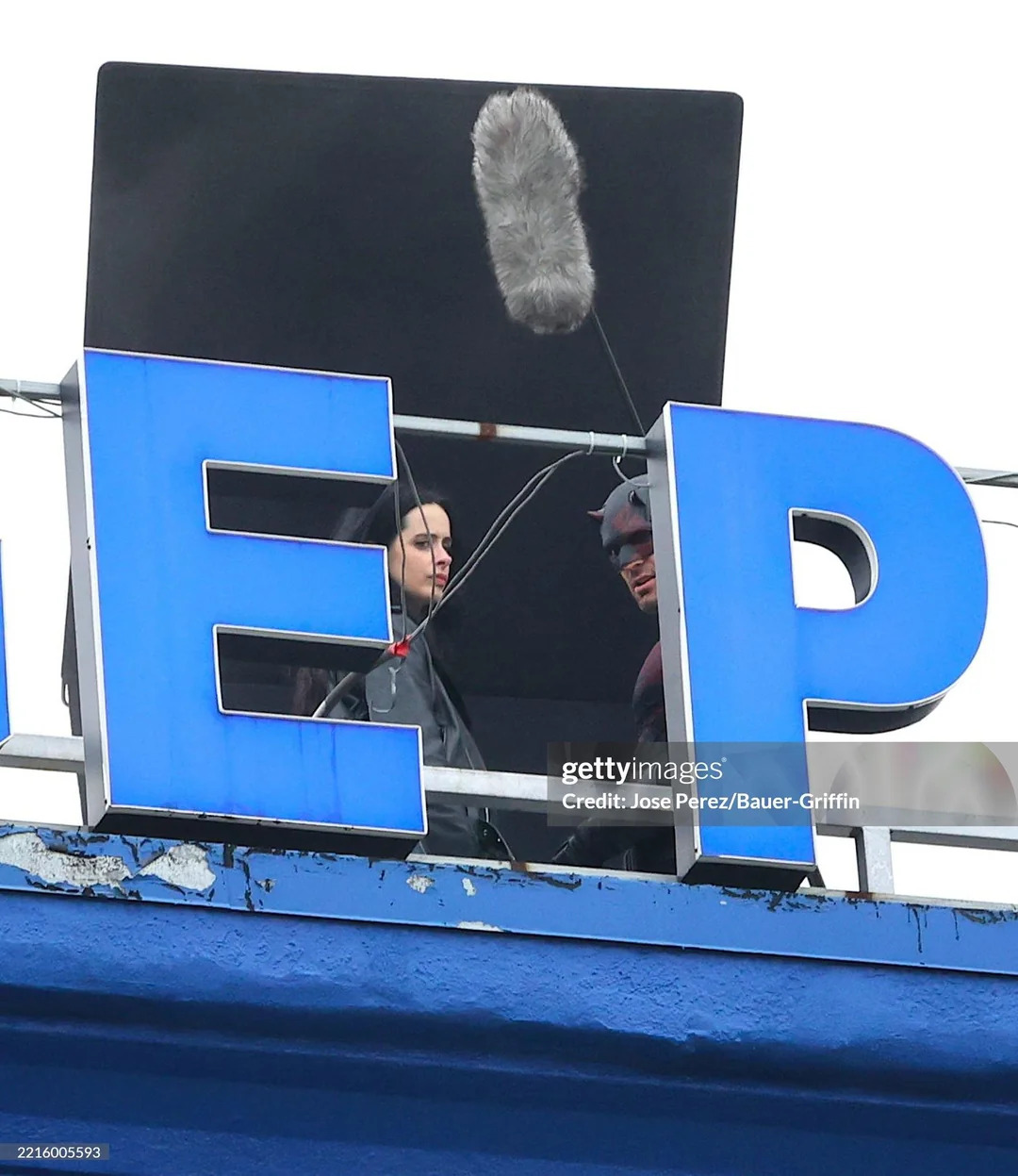 first-look-at-krysten-ritter-charlie-cox-on-set-of-v0-y6e4u12fgm2f1 (2) (1).jpg