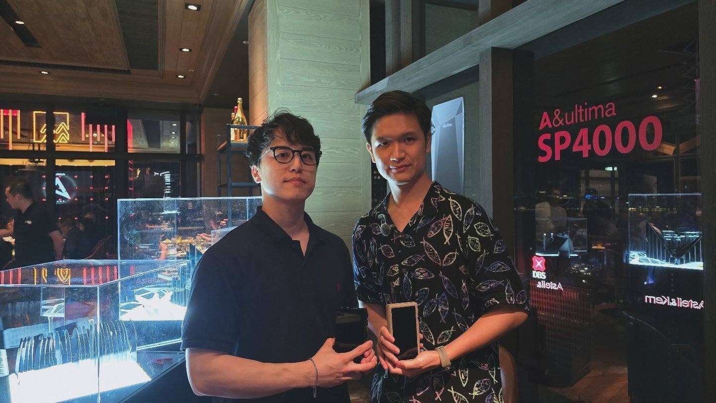 與 Astell&Kern 銷售經理 Mr. Hugo Park 留影
