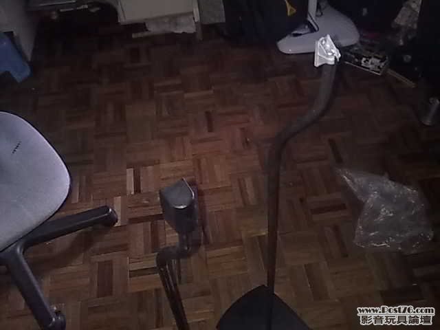 個頂得一邊有膠粒