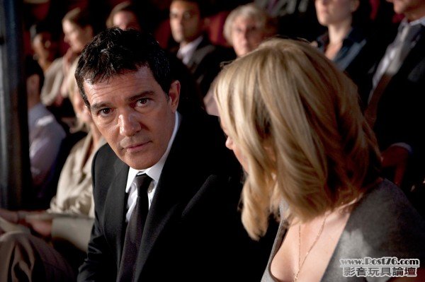 You-Will-Meet-a-Tall-Dark-Stranger-movie-image-9.jpg