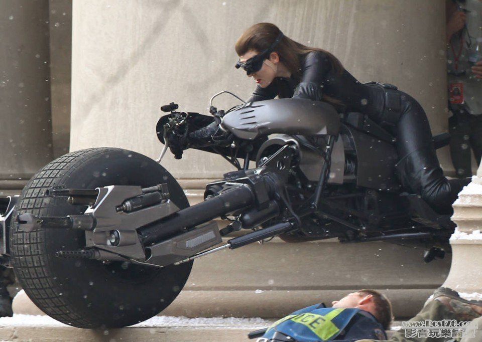 dark-knight-rises-set-photo-catwoman-anne-hathaway-06.jpg