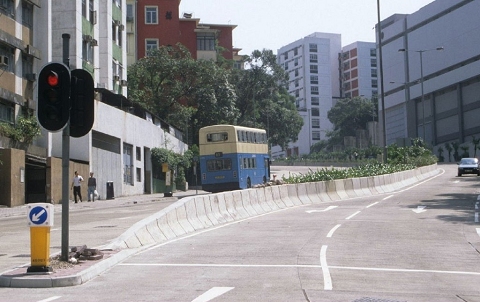 柴灣，柴灣道，從亞公岩道向上望，1995年.jpg