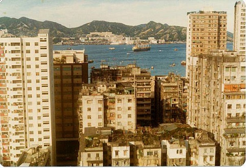 北角，左邊是民新街，右邊是麗華樓及麗池大廈，1970年代.jpg