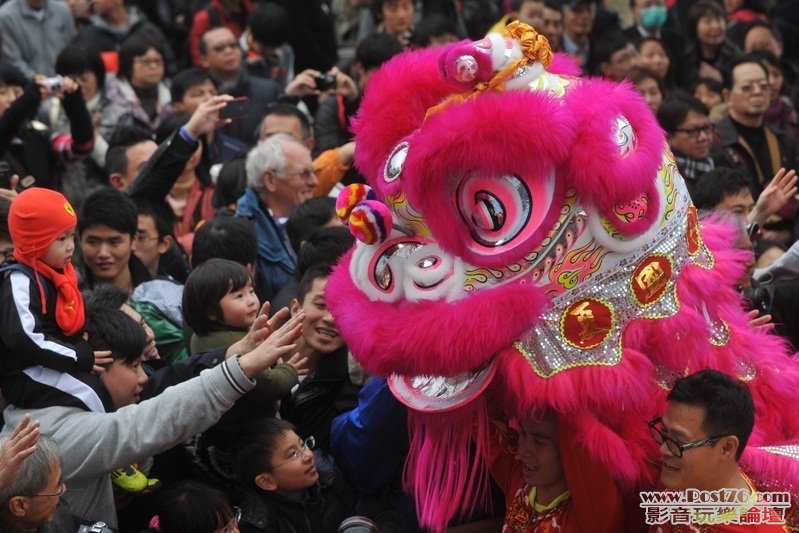 在香港請來舞獅為商家祈福，銷售人員觸摸獅子頭期盼帶來好運氣。