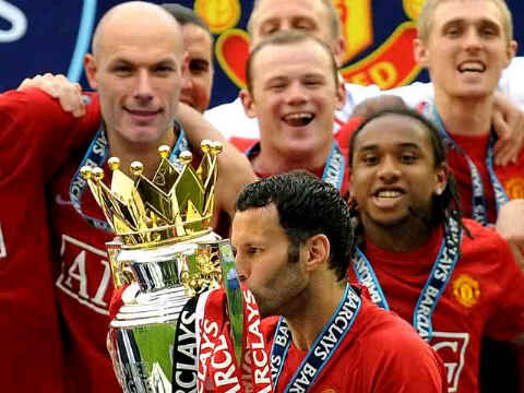 Howard Webb Manchester United.jpg