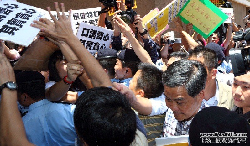 香港行政長官梁振英7月15日再次出席地區論壇，又一次遇到大批示威者要求其下台的呼聲。有民眾質疑梁及其團 ...