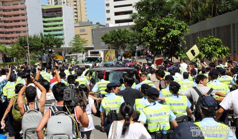 香港行政長官梁振英7月15日再次出席地區論壇，又一次遇到大批示威者要求其下台的呼聲。 ...