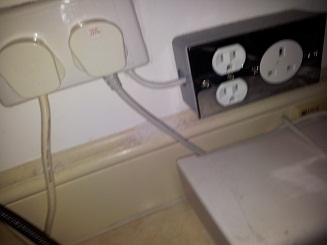 順便 post 埋我個 Power Tech 牆 So  英式用來插 A30 ; 兩個美分別用來插 Amp 及十仔 ... ... ... ...